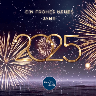 Auf einem Hintergrund aus Feuerwerkseffekten steht in goldenen Lettern "Ein frohes neues Jahr 2025". Darunter das Youlife.Rocks-Logo