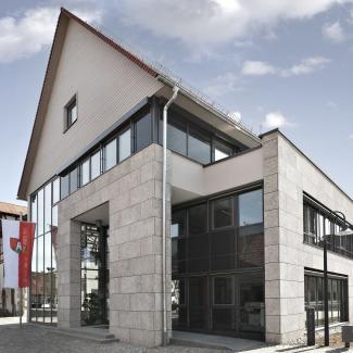 Bild zeigt Front und linke Seite des neuen Rathaus in Mönsheim