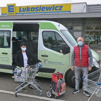 Begleitetes einkaufen für Seniorenin der Stadt heimsheim - Sprinter mit 3 Personen im Vordergrund
