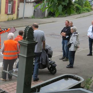 Gruppe besichtigt Heimsheim zum erfassen der Barrierefreiheit