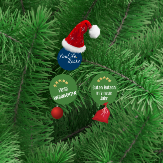 Auf Tannenzweigen ist mittig das YouLife.Rocks-Logo mit einer Nikolausmütze zu sehen. Darunter appliziert "Frohe Weihnachten" und "Guten Rutsch in's neue Jahr"."