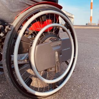 Bild Zeigt Rollstuhl mit elektronischem Unterstützhungsantrieb Wheeldrive