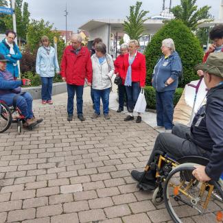 Gruppe Barrierefreies Rutesheim untersucht den Zustand der Seestrasse