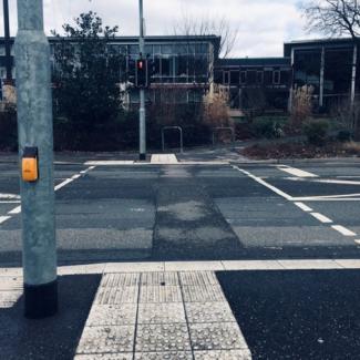 Bild zeigt eine geteilte Querungstelle mit Ampel und takilem Leitsystem