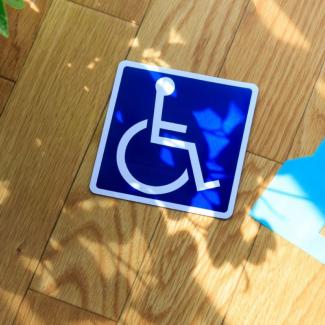 Internetfund wegen der Dringlichkeit zeigt Rollstuhl - Logo und ausgeschnittenes Bild