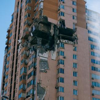 Bild zeigt zerstörtes Hochhaus in der Ukraine
