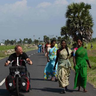 Indien Handbiker Spricht  mit 2 Mädchen während des Fahrens