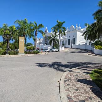 Zu sehen ist die Einfahrt des Hotels Riu Palace Riviera Maya 