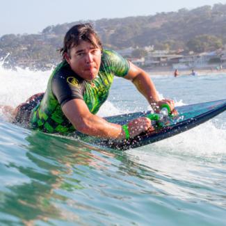 Christiaan "Otter" Bailey auf seinem Surfbrett