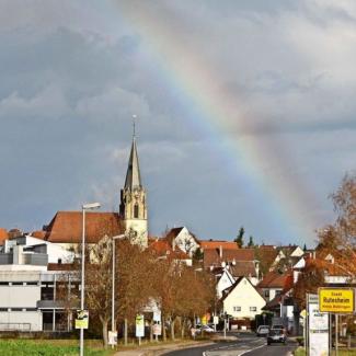 Regenbogen über der Stadt Rutesheim