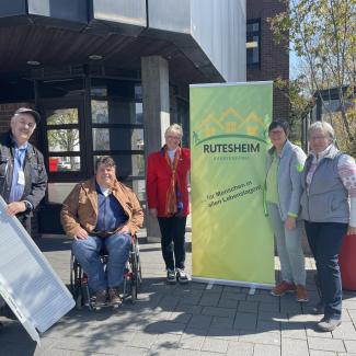 Bild zeigt Gruppe Barrierefreies Rutesheim mit Logo und Rampe 5 Personen eine davon im Rollstuhl