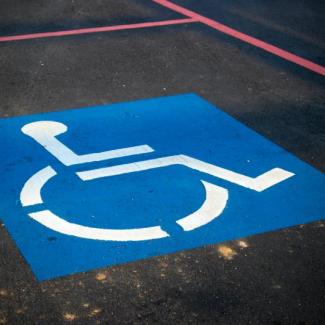 Behindertenlogo auf Strasse