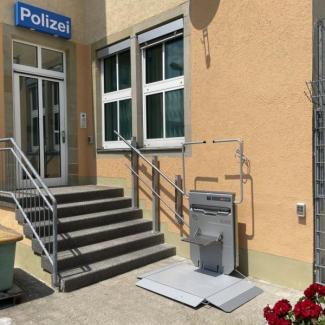 Plattformlist als Zugang zu einer Polizeistation