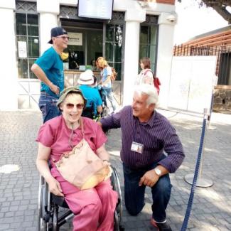 Frau im Rollstuhl an der Kasse von Pompei